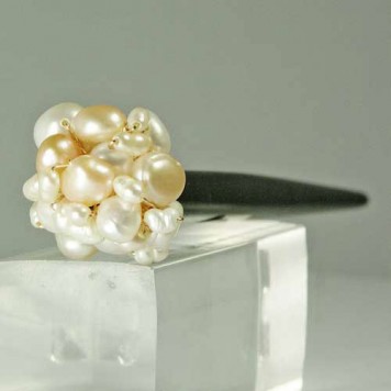 Salomé Osorio |  Spike Hair Peach Pearls