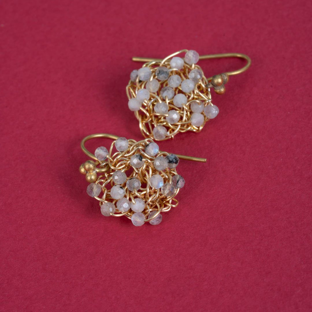 Boucles d'oreilles Véra — Crochet en plaqué or et labradorite – Image 1