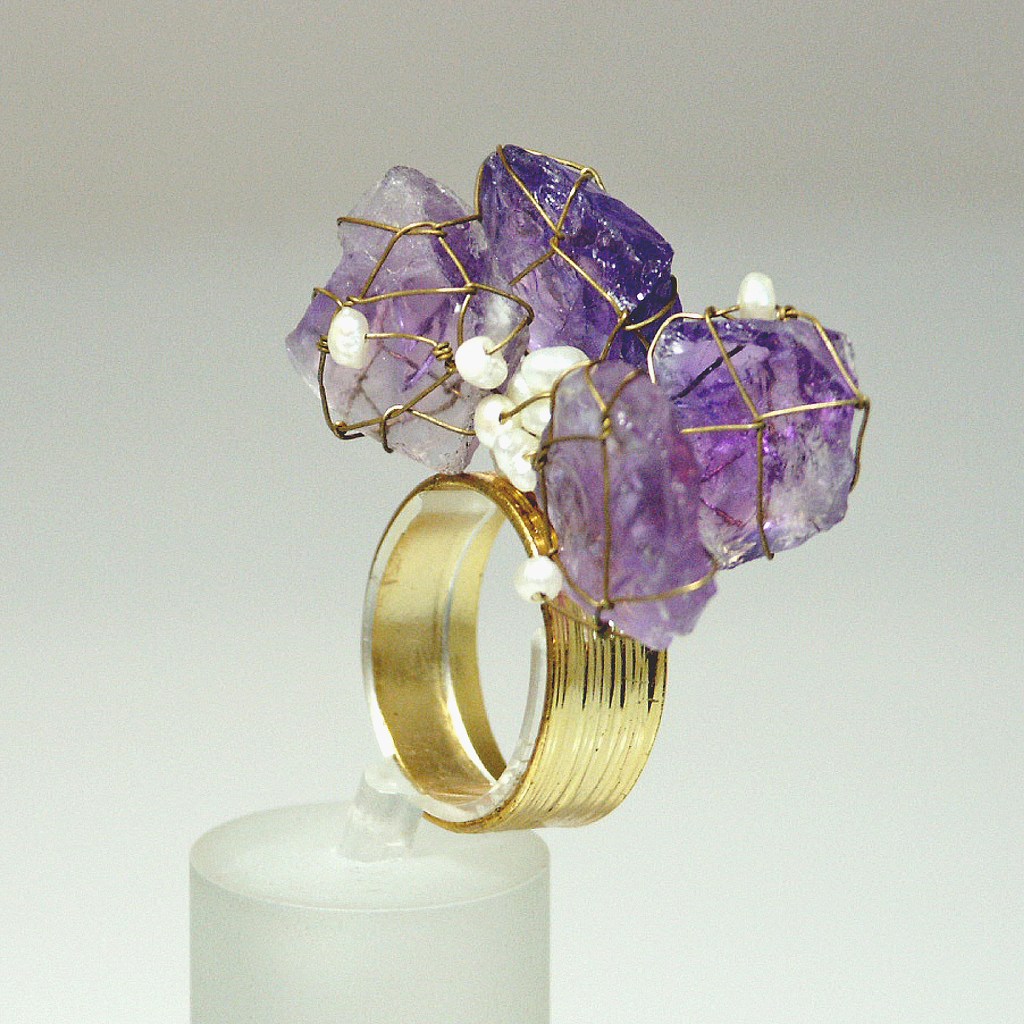 Bague en or avec des cristaux de quartz améthystes violets et des perles blanches.