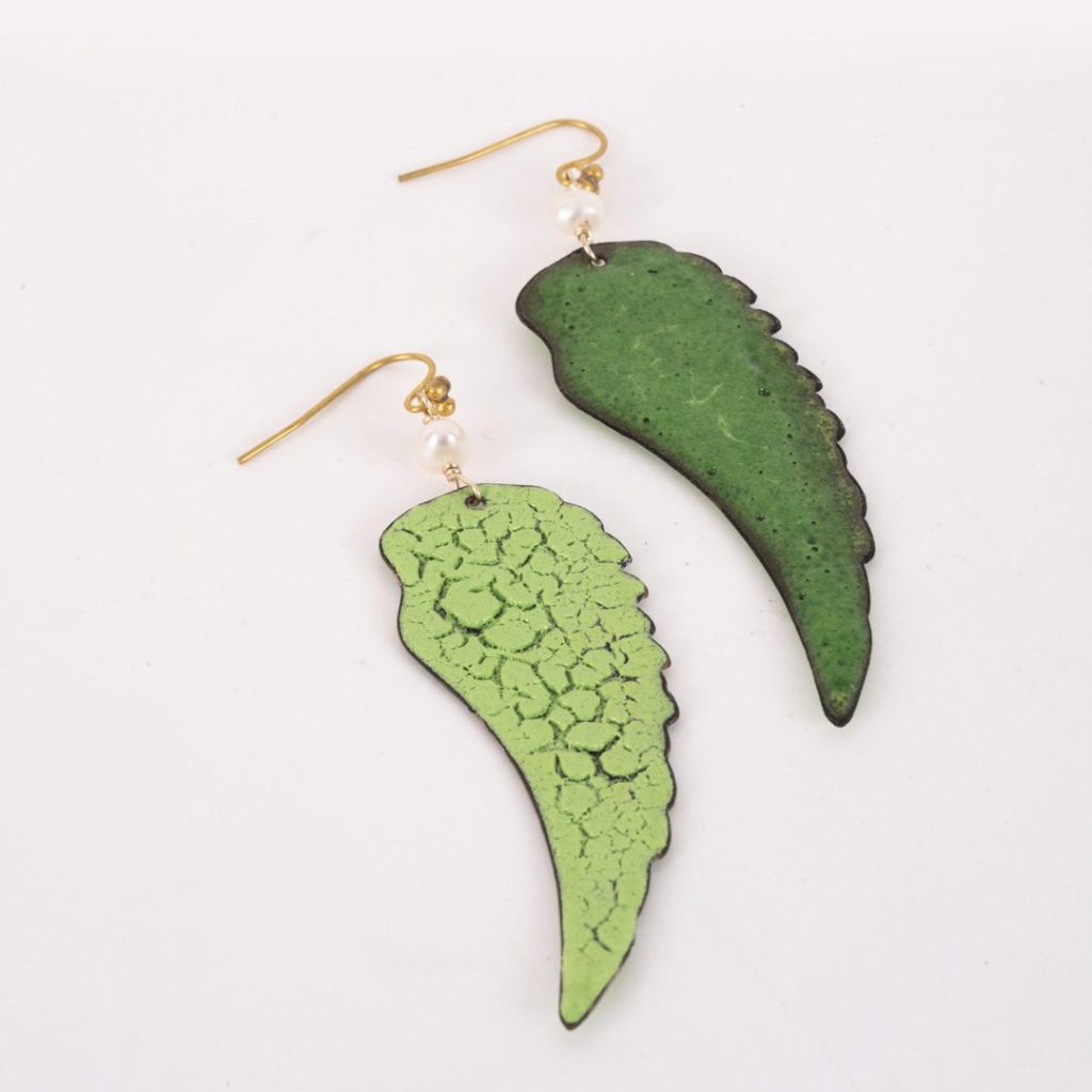 Boucles d'oreilles Aile – Cuivre Émaillé & Perle Blanche — 6 Coloris