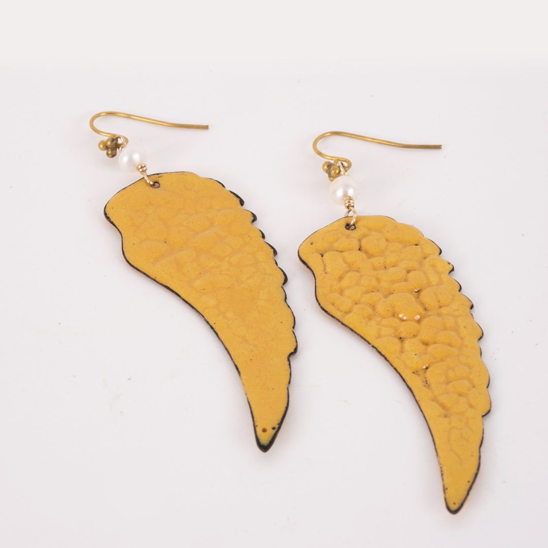 Boucles d'oreilles Aile – Cuivre Émaillé & Perle Blanche — 6 Coloris – Image 10