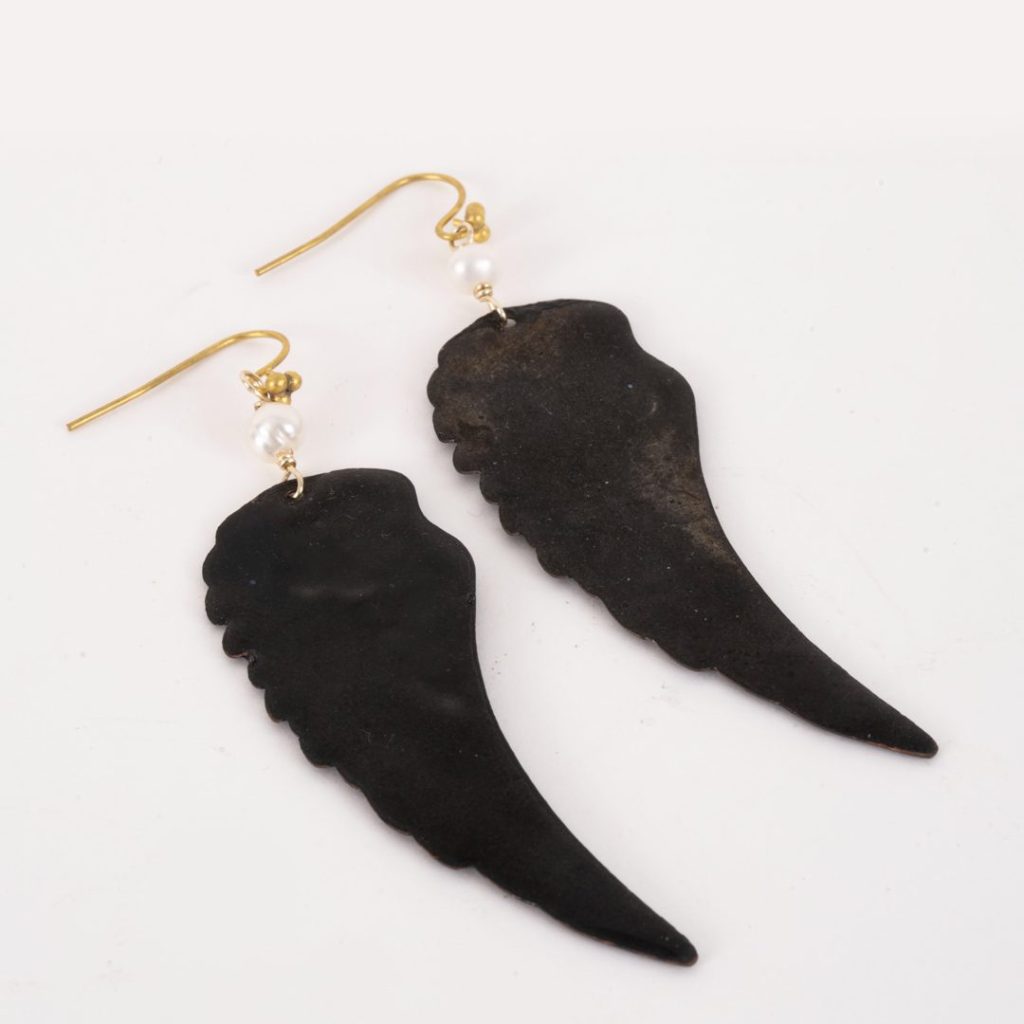 Boucles d'oreilles Aile – Cuivre Émaillé & Perle Blanche — 6 Coloris