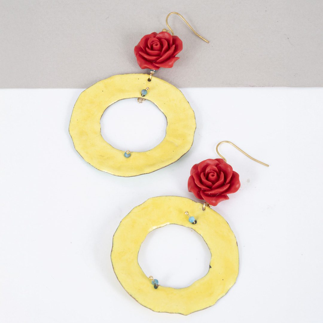 Créoles émaillées et rose en cinabre – Image 1
