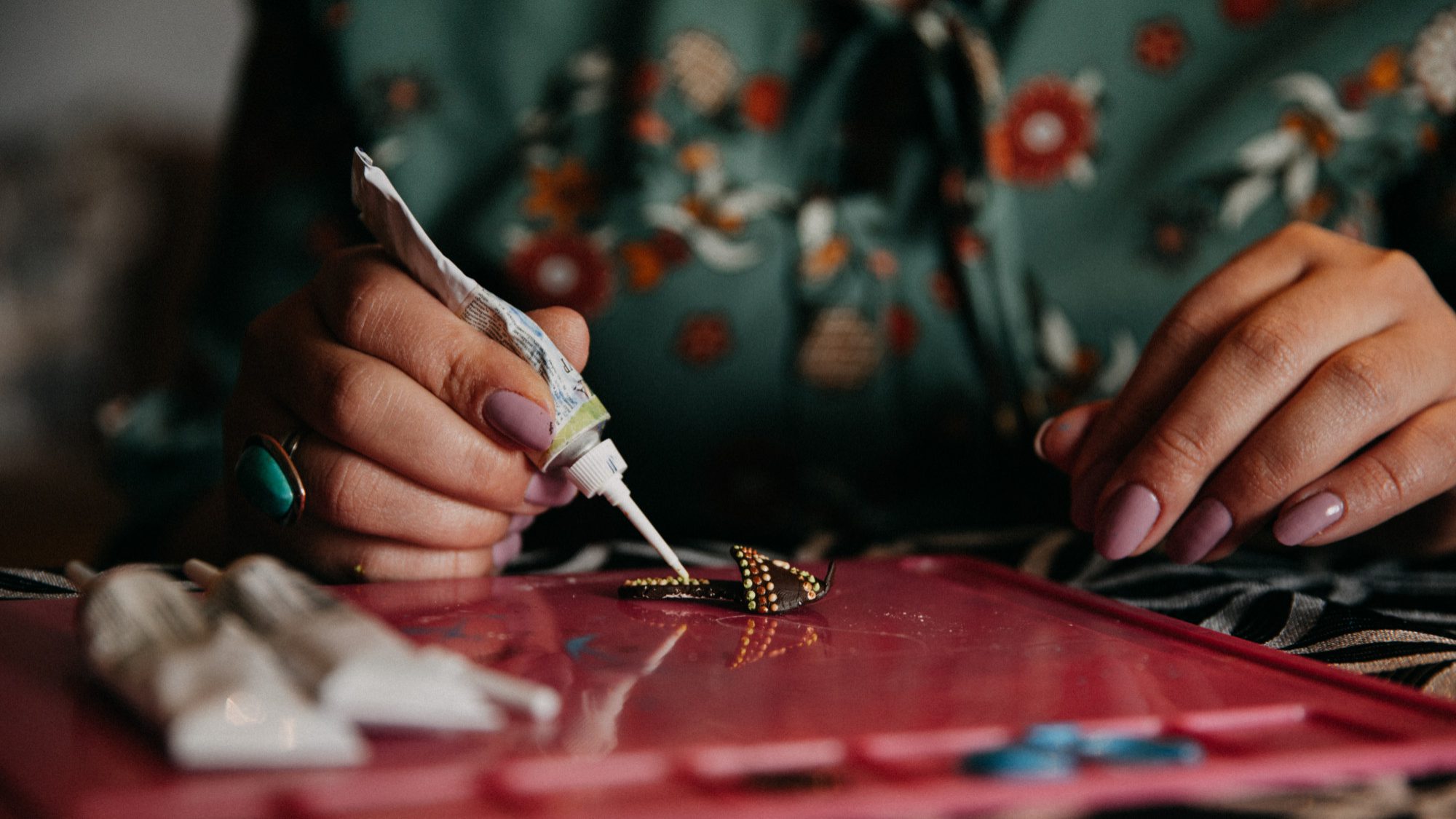 Le bijou de couture : de la scène des défilés à l’objet d’art éphémère
