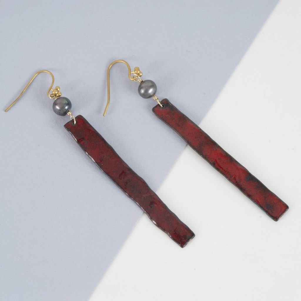 Boucles d'oreilles Arès – Cuivre Émaillé Rouge & Perle Gris