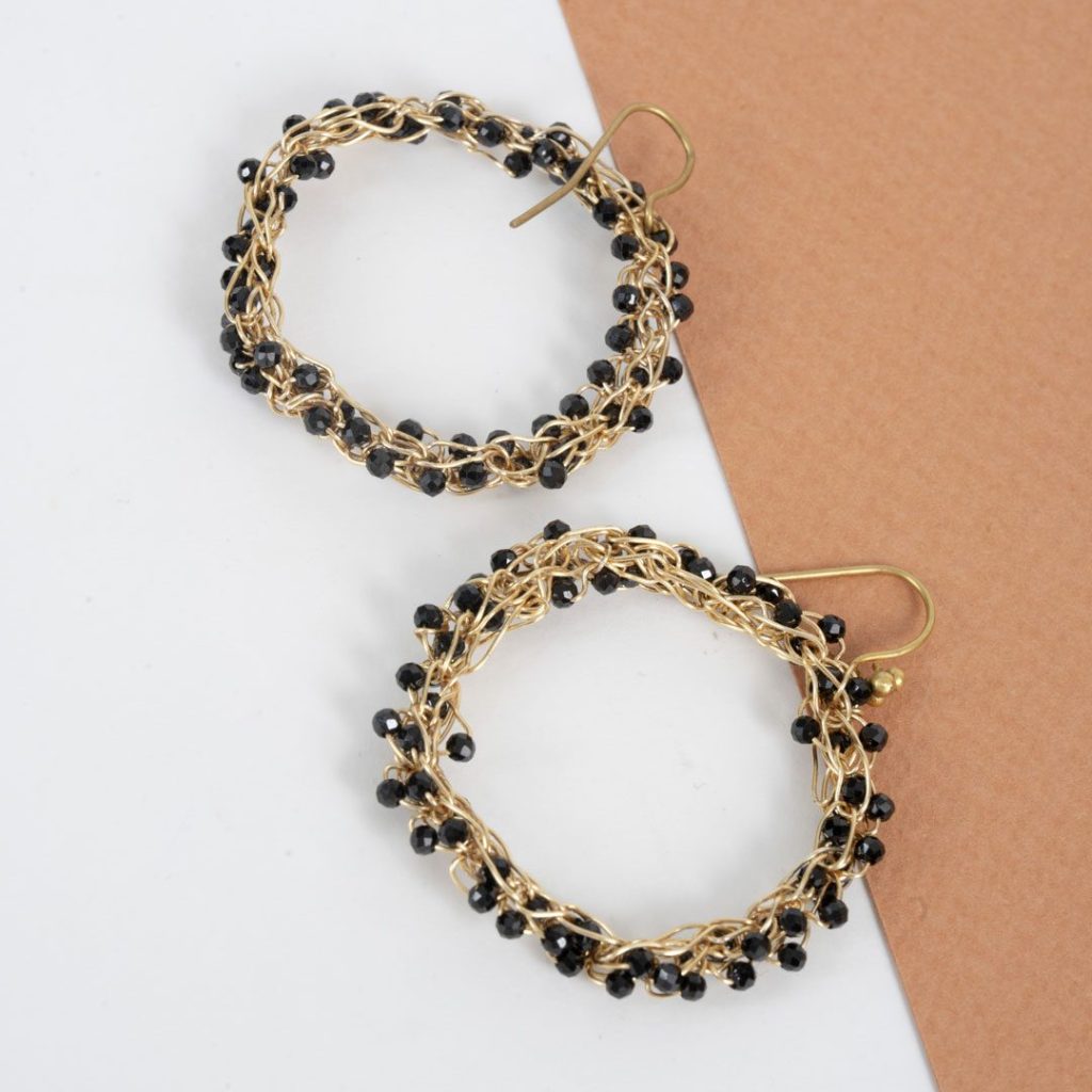 Boucles d'Oreilles Lisbonne — Crochet plaqué or et spinelle noir