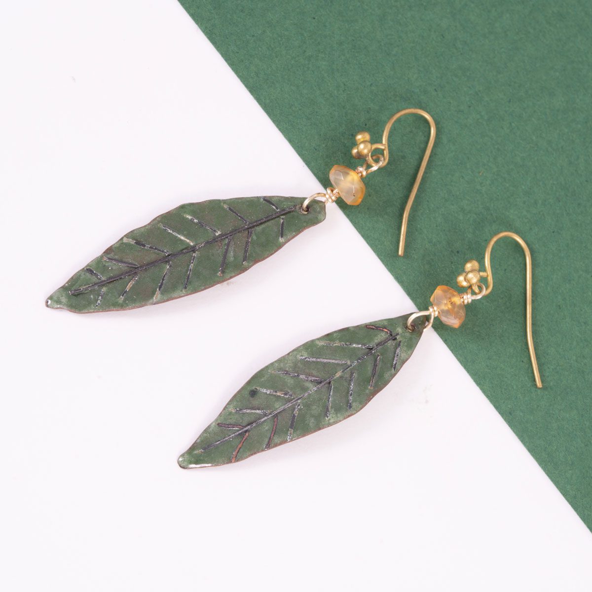 Boucles d'oreilles Daphné – Feuille Émaillé & Pierre de Soleil – Image 5