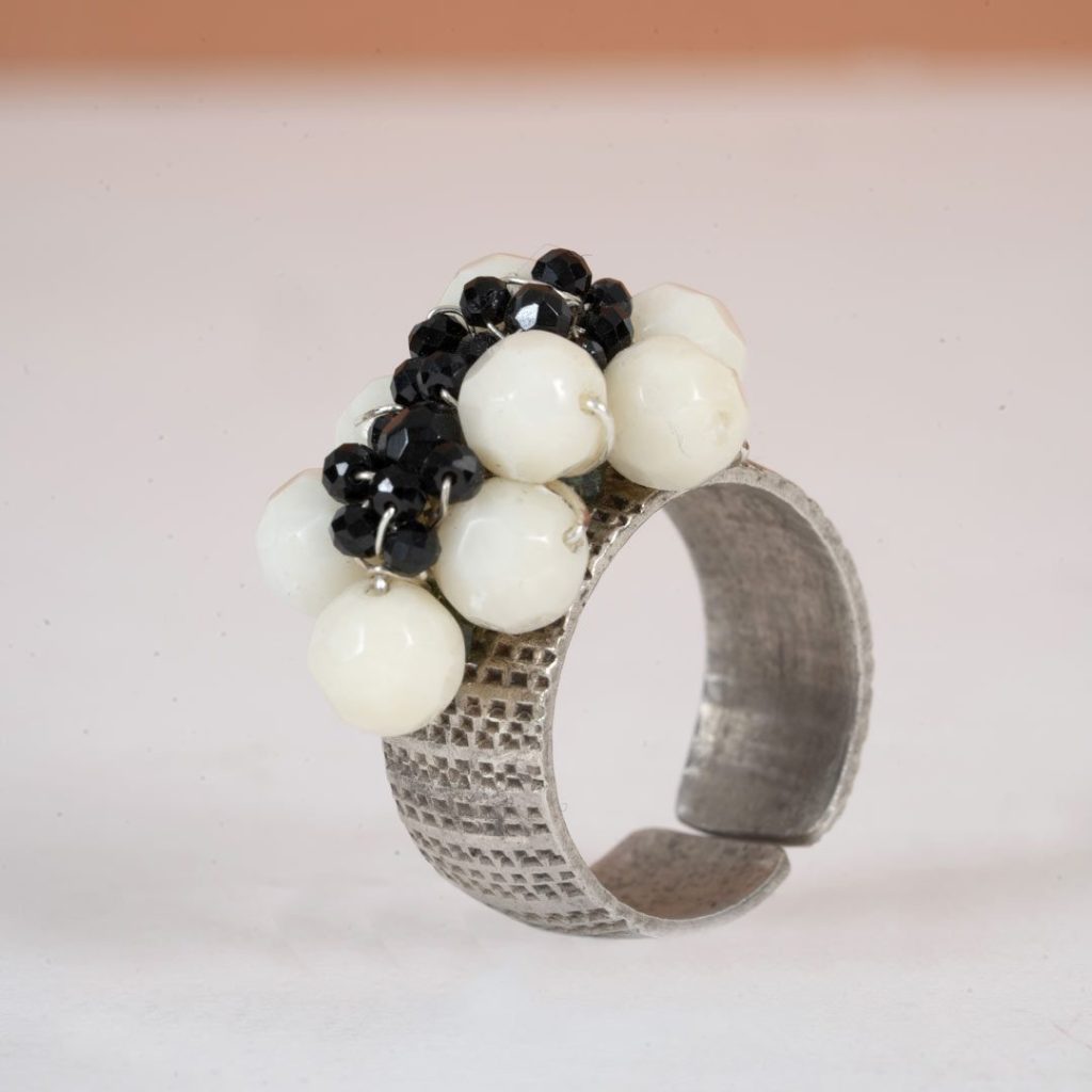 Bague Pleine Lune – Corail Blanc & Spinelle Noir sur Argent Massif