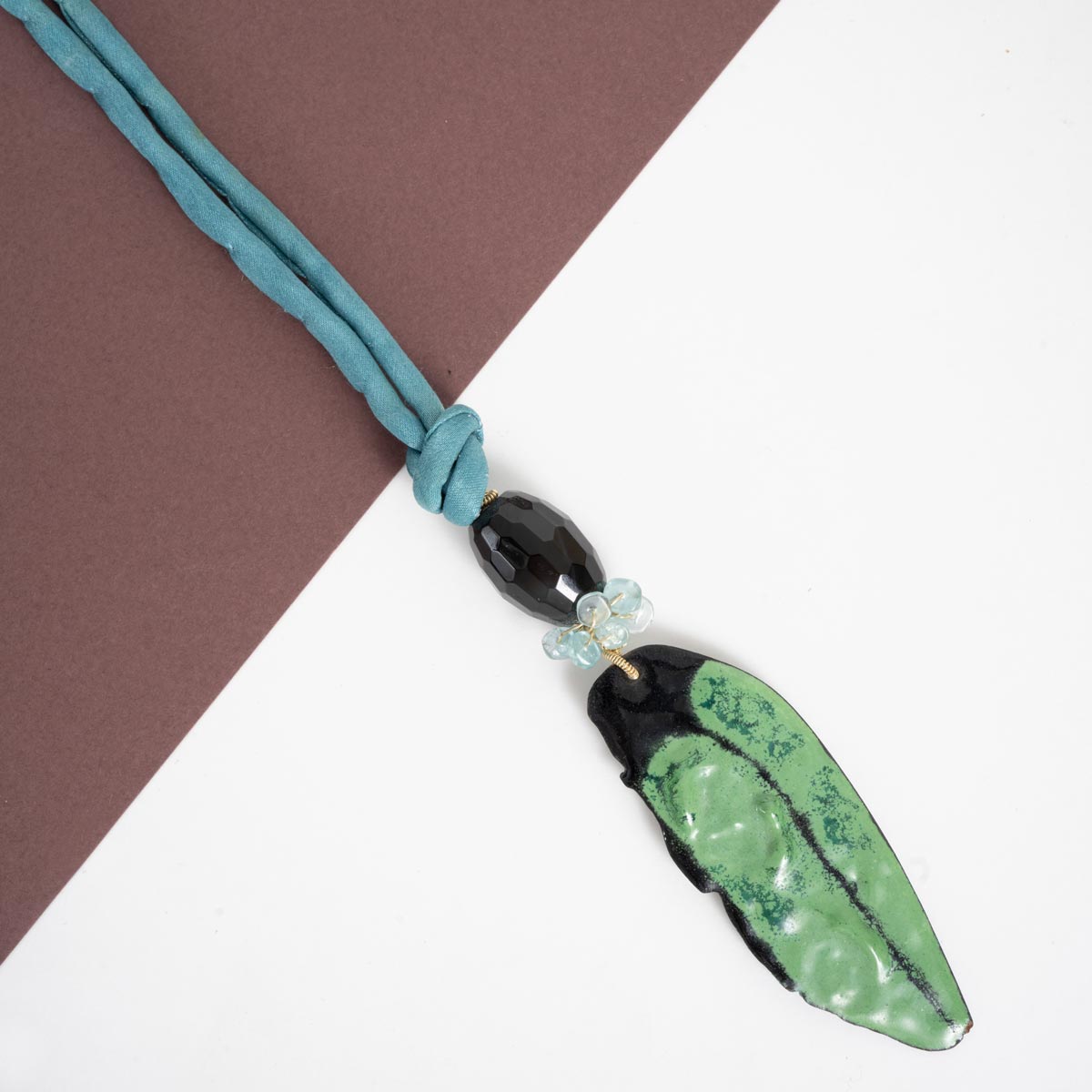 Pendentif Scarabée – Émail sur Cuivre & Perles d'Onyx – Image 2