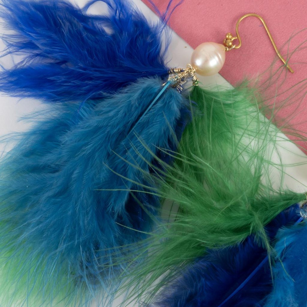 Boucles d'Oreilles Ara – Plumes, Perle et Plaqué Or