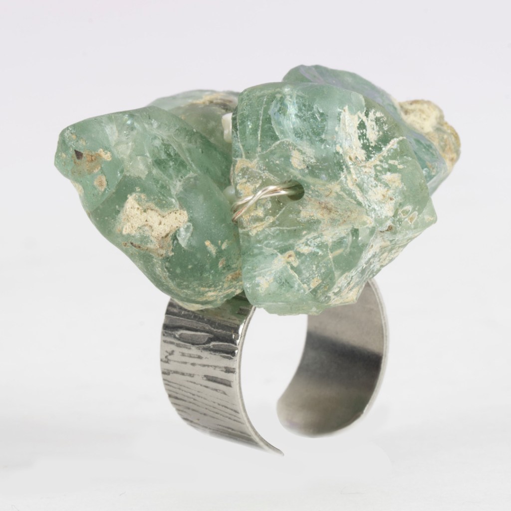 Bague en verre afghan et perles