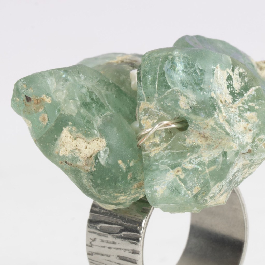 Bague en verre afghan et perles