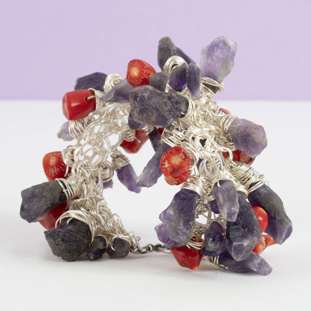 Manchette Isadora – Crochet Argent, Améthystes & Corail – Image 3