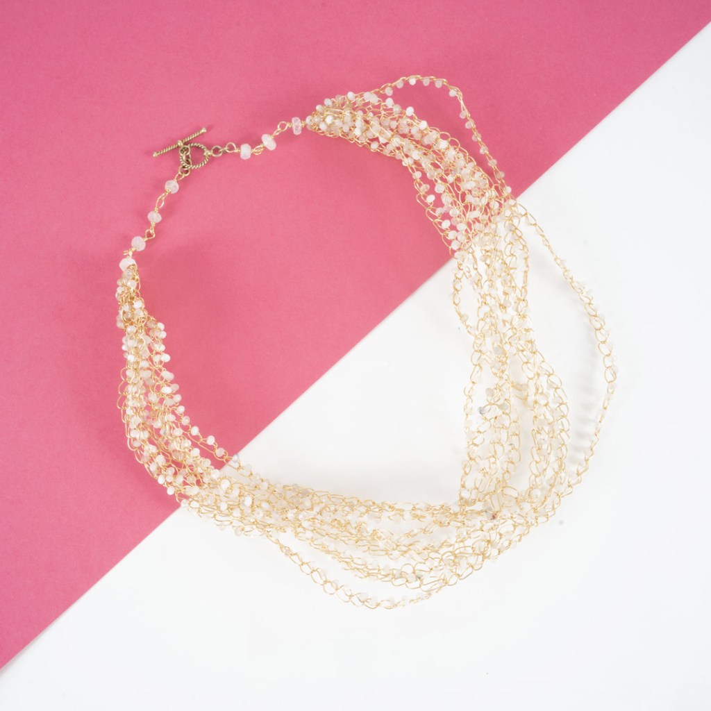 Collier en or plaqué et pierres de lune