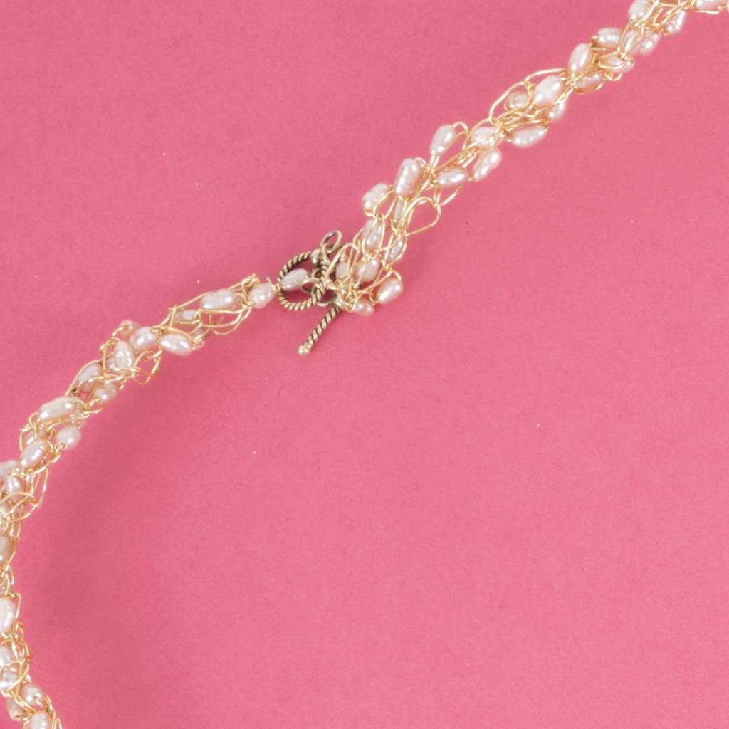Collier Pénélope – Crochet Plaqué Or & Perles Pêche