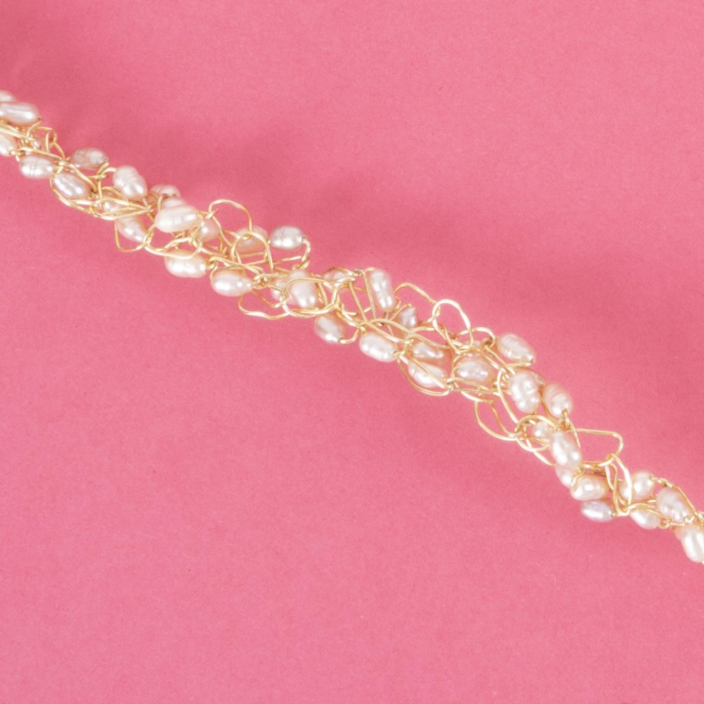 Collier Pénélope – Crochet Plaqué Or & Perles Pêche