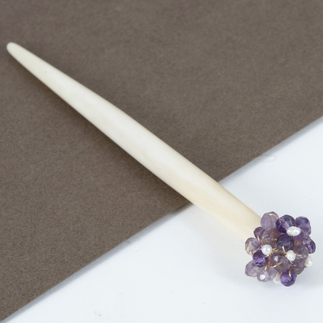 Pique à Cheveux Mélusine – Os Sculpté, Améthyste & Perles Blanches
