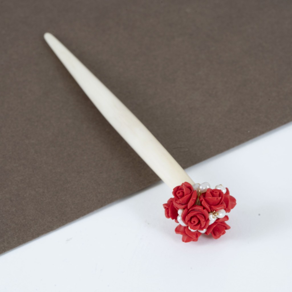 Pique à Cheveux Rosalinde – Os Sculpté, Roses en Cinabre & Perles