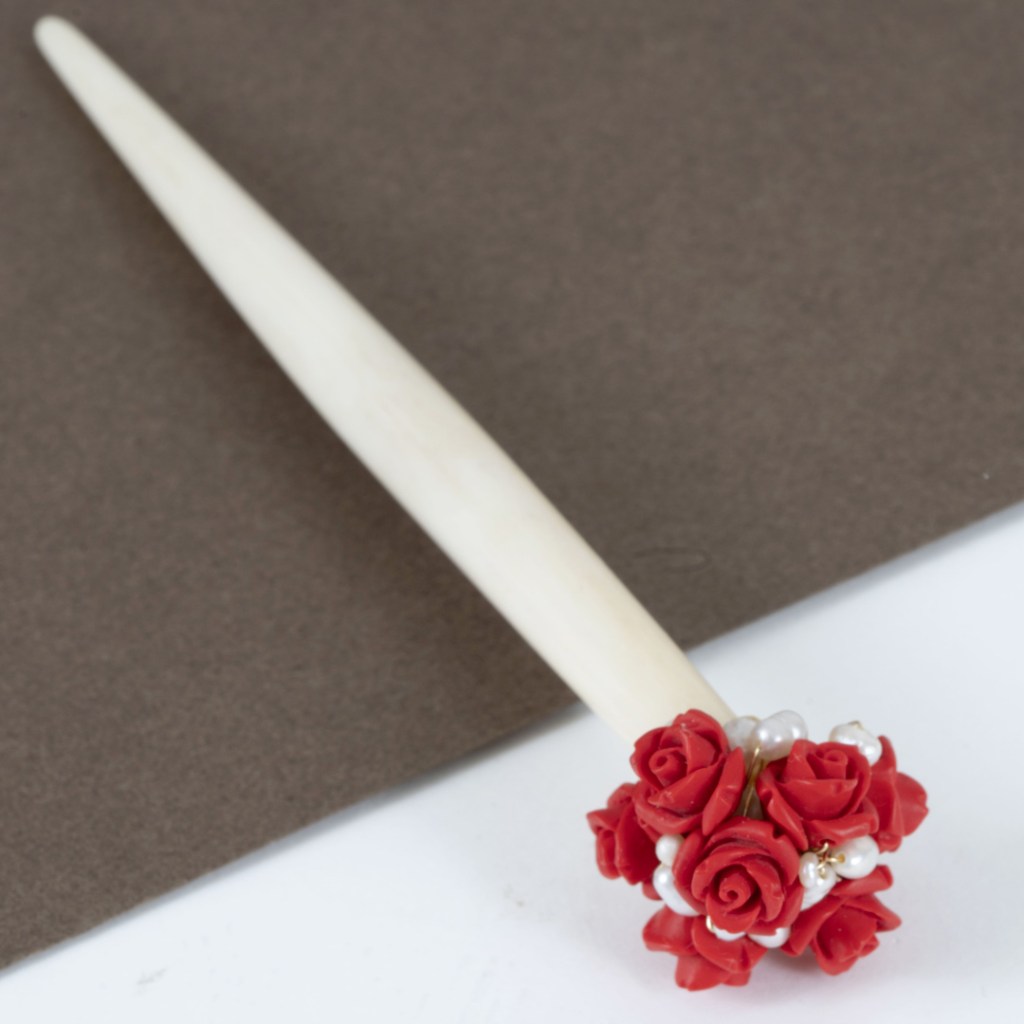 Pique à Cheveux Rosalinde – Os Sculpté, Roses en Cinabre & Perles