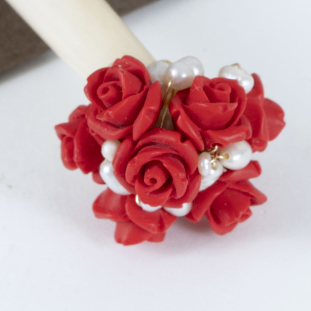 Pique à Cheveux Rosalinde – Os Sculpté, Roses en Cinabre & Perles
