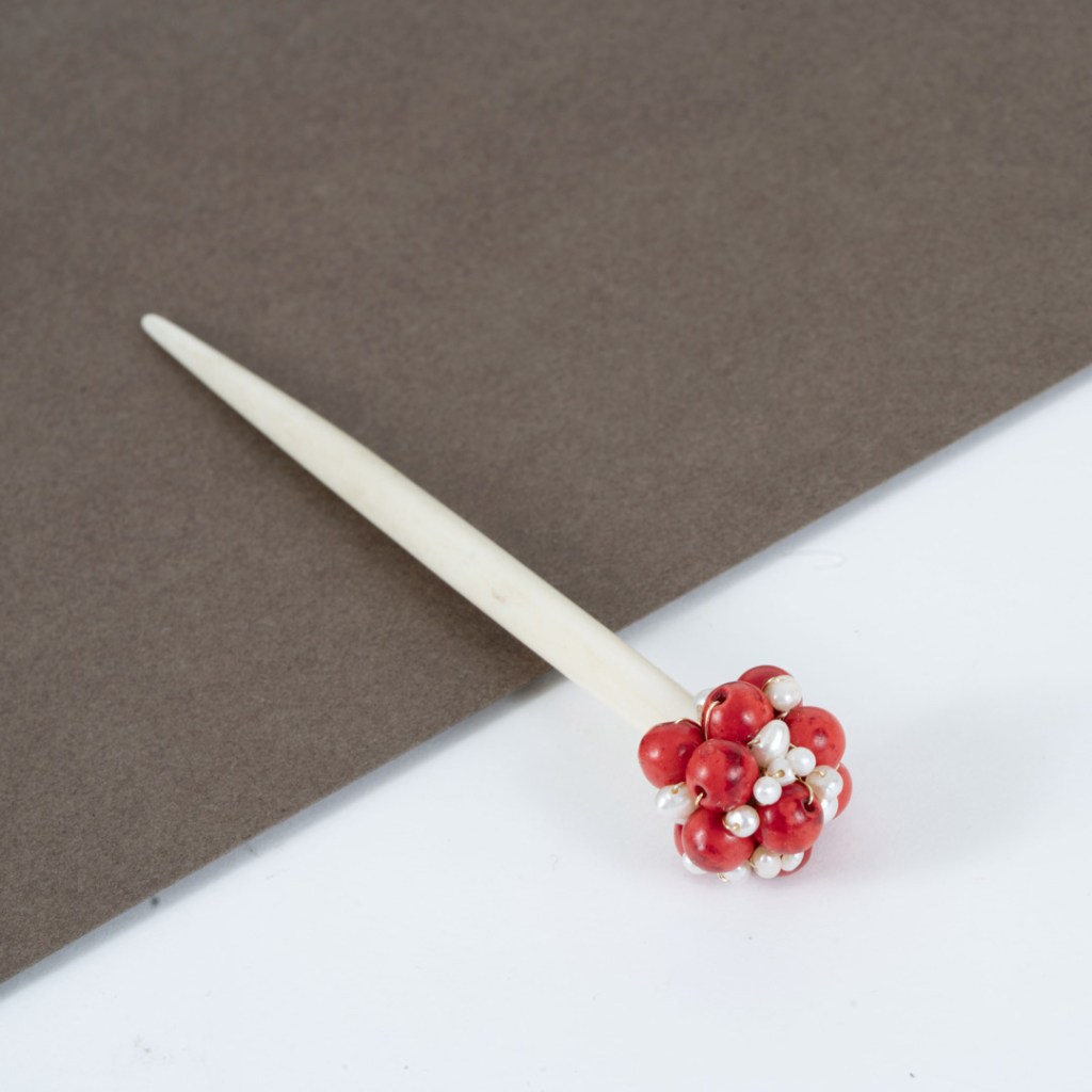 Pique à Cheveux Scarlett – Os Sculpté, Corail Rouge & Perles