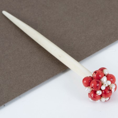 Pique à cheveux avec perles de corail