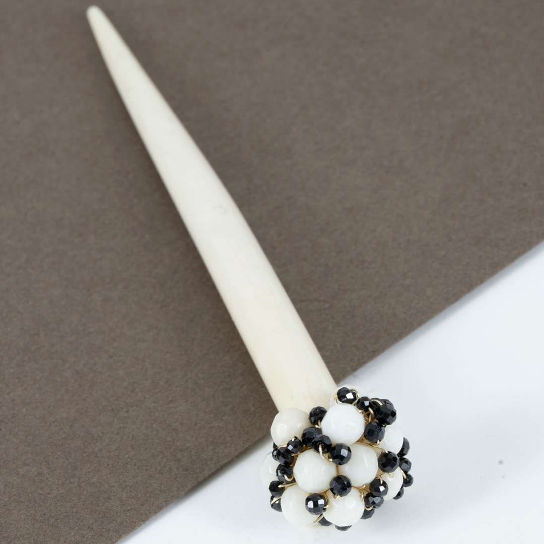 Pique à Cheveux Viviane – Os Sculpté, Corail Blanc & Spinelle Noir – Image 2