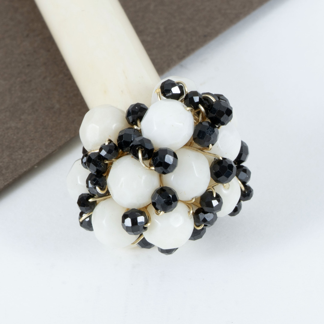 Pique à Cheveux Viviane – Os Sculpté, Corail Blanc & Spinelle Noir