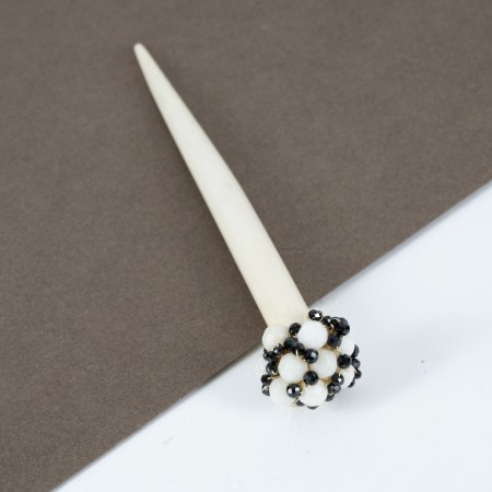 Pique à Cheveux Viviane – Os Sculpté, Corail Blanc & Spinelle Noir – Image 3