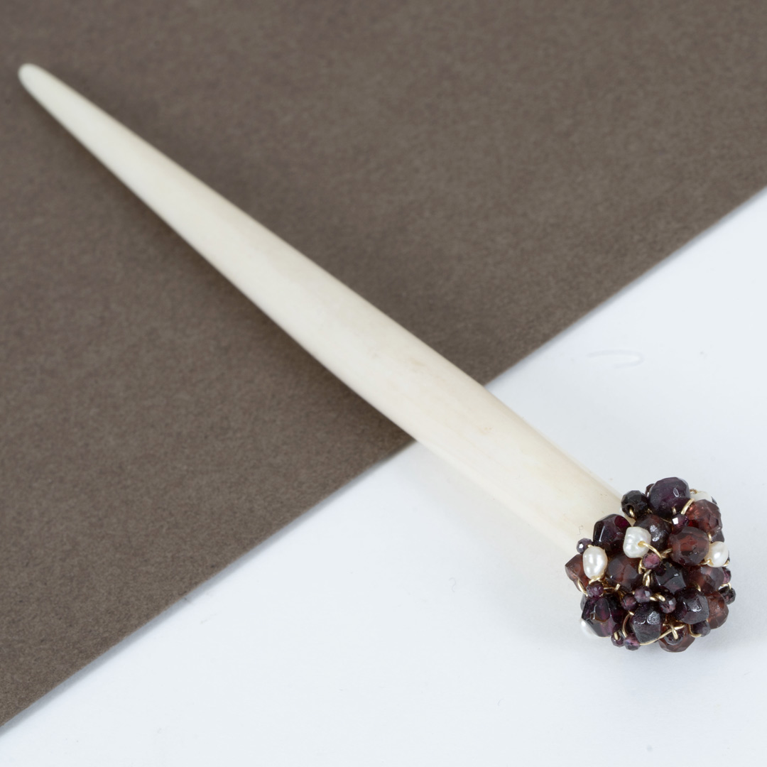 Pique à Cheveux Mathilde – Os Sculpté, Grenat & Perles Blanches