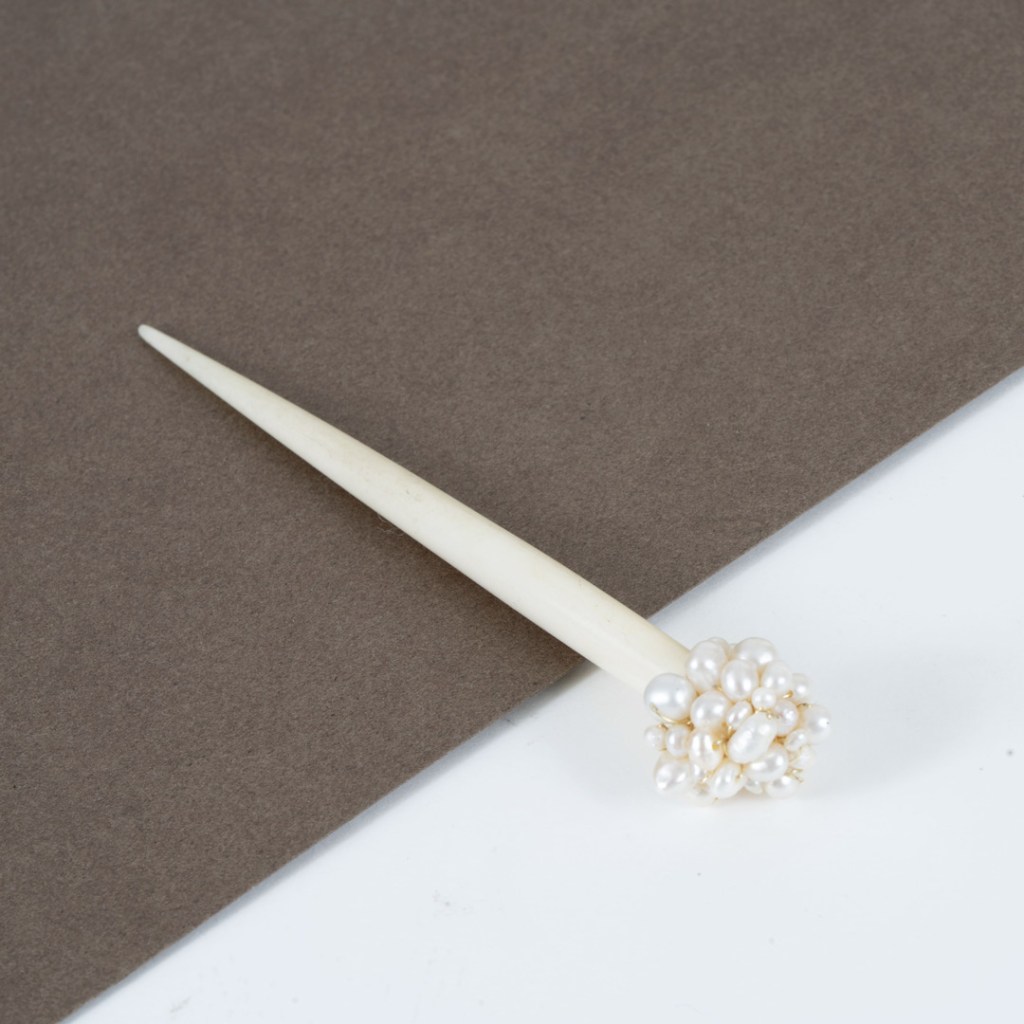 Pique à Cheveux Blanche – Os Sculpté & Perles Blanches