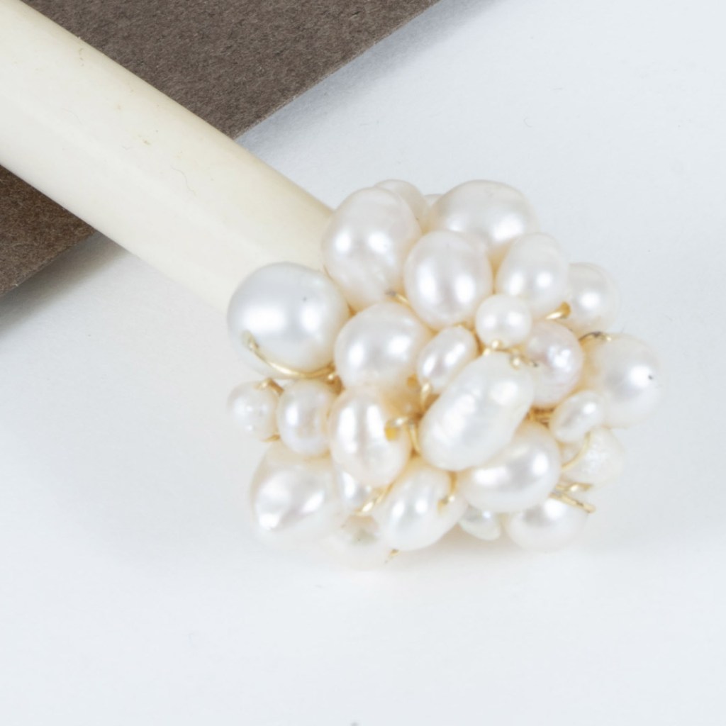 Pique à Cheveux Blanche – Os Sculpté & Perles Blanches