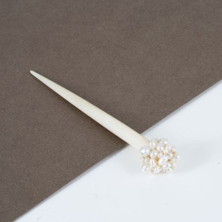 Pique à Cheveux Blanche – Os Sculpté & Perles Blanches – Image 2