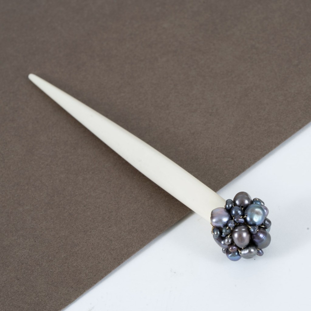 Pique à Cheveux Morgane – Os Sculpté & Perles Noires Baroques