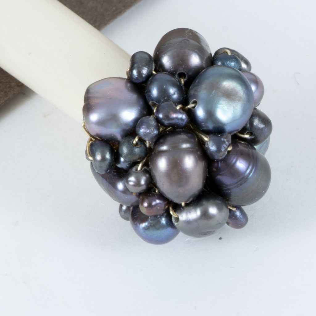 Pique à Cheveux Morgane – Os Sculpté & Perles Noires Baroques