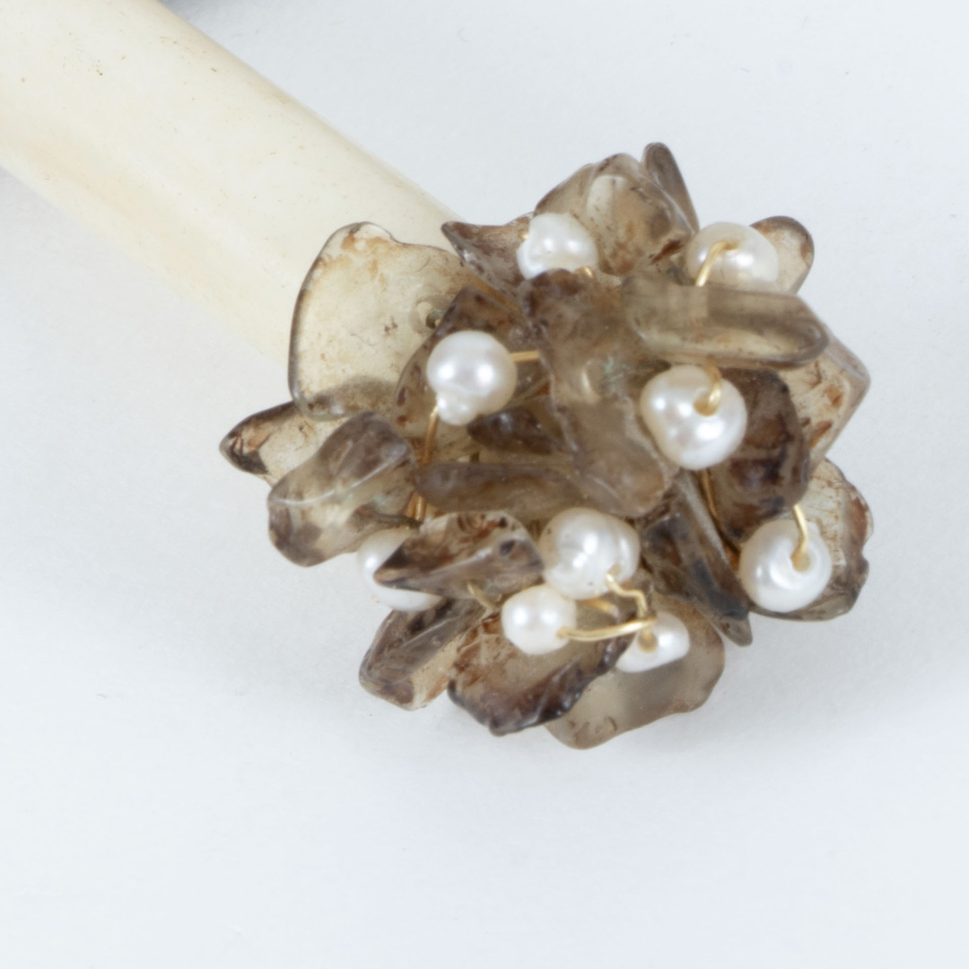 Pique à Cheveux Doriane – Os Sculpté, Quartz Fumé & Perles – Image 3
