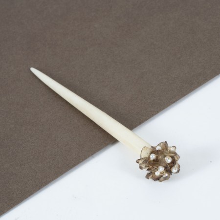 Pique à Cheveux Doriane – Os Sculpté, Quartz Fumé & Perles – Image 2