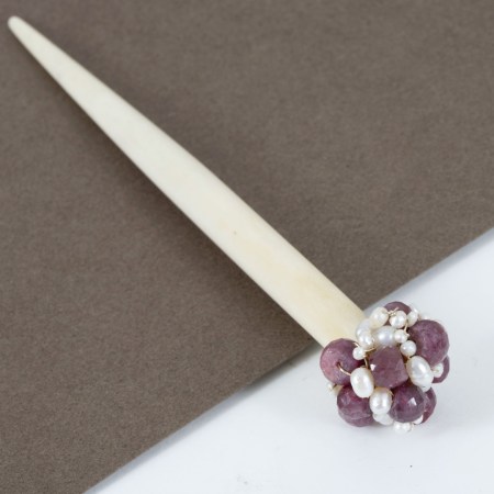 Pique à Cheveux en Os Sculpté et Rubis