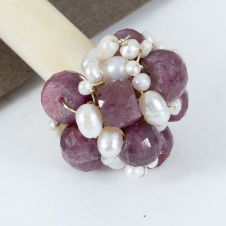 Pique à Cheveux Théodora – Os Sculpté, Rubis & Perles – Image 3