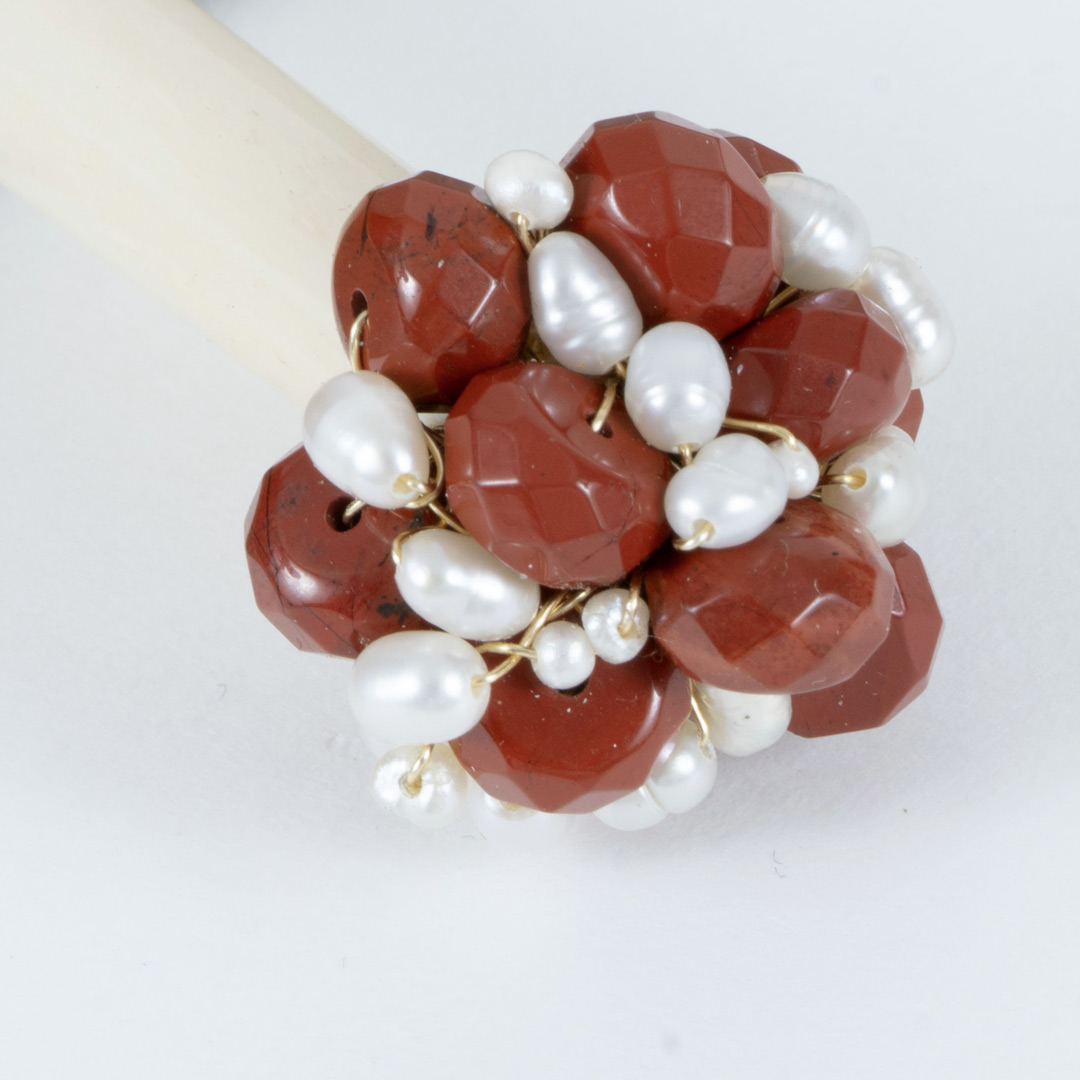 Pique à Cheveux Roxane – Os Sculpté, Jaspe Rouge & Perles
