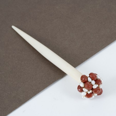 Pique à Cheveux Roxane – Os Sculpté, Jaspe Rouge & Perles – Image 2