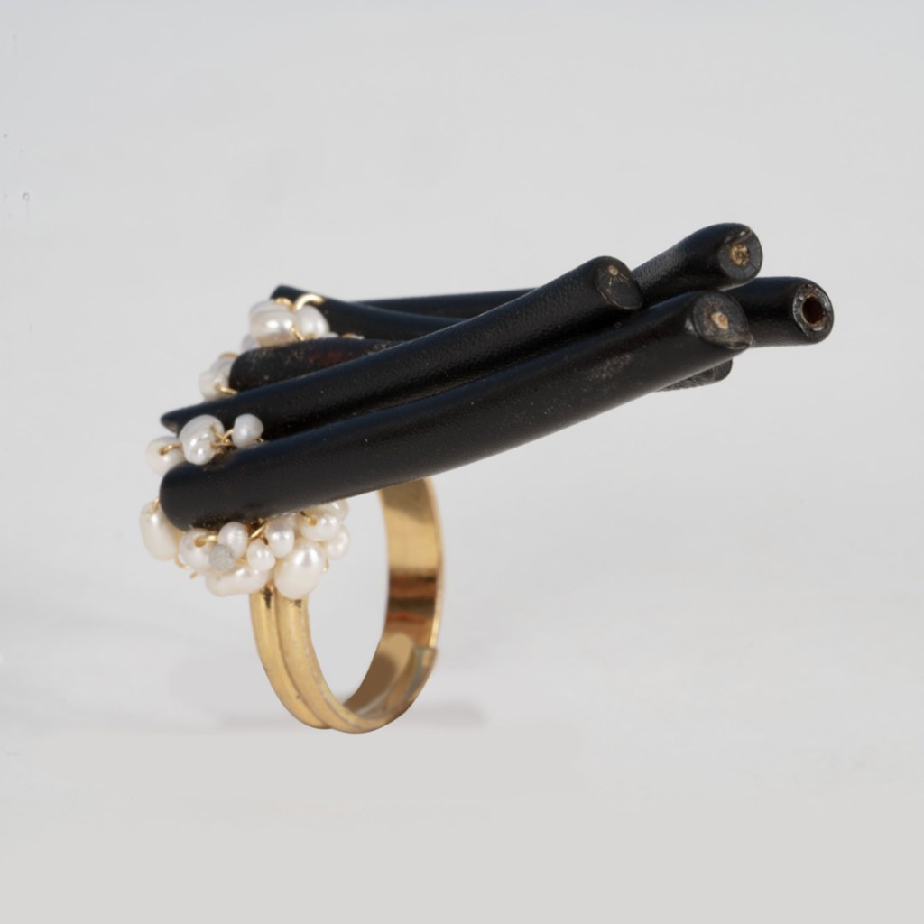 Bague Calypso – Corail Noir & Perles sur Vermeil