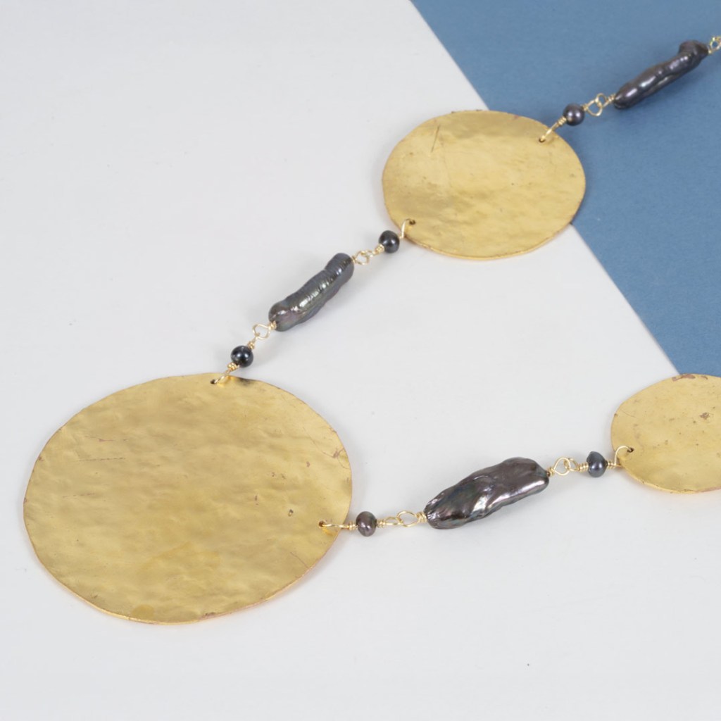 Collier Aton – Disques Dorés à la Feuille d'Or 24 Carats & Perles Keshi