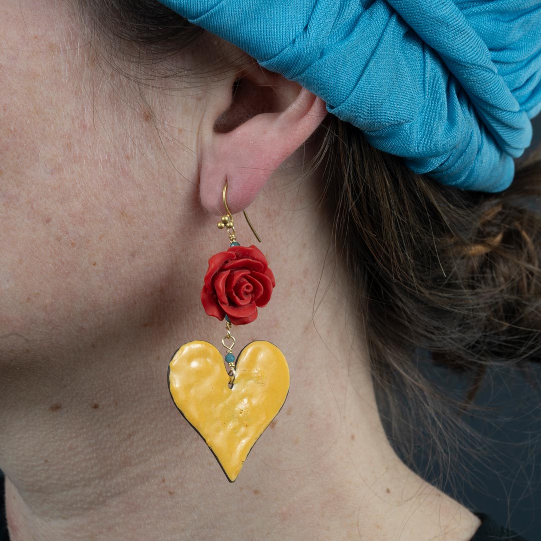 Boucles d'oreilles Frida –  Cœur en Cuivre Émaillé & Rose de Cinabre