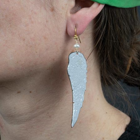 Boucles d'oreilles Aile – Cuivre Émaillé & Perle Blanche — 6 Coloris – Image 4