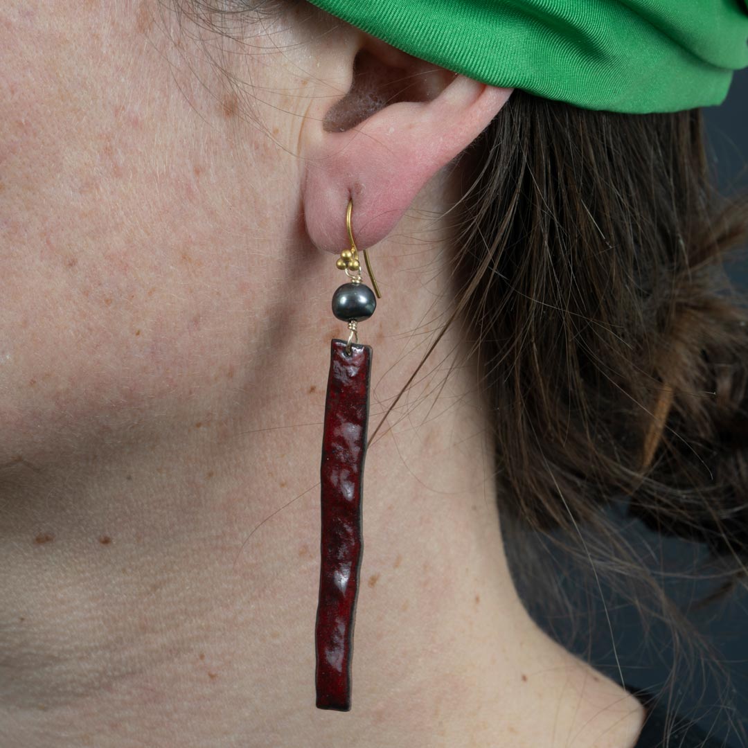 Boucles d'oreilles Arès – Cuivre Émaillé Rouge & Perle Gris