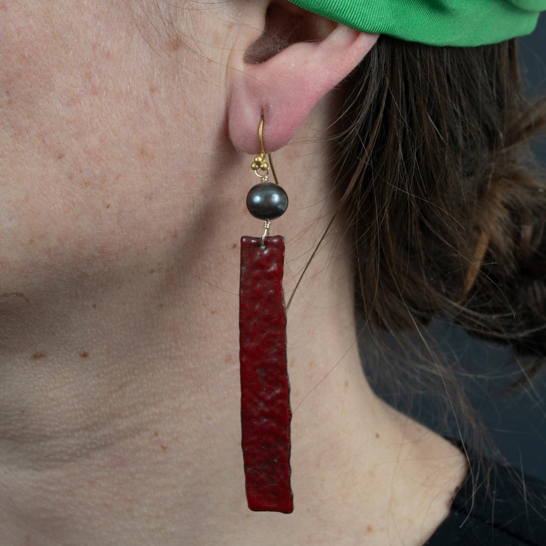 Boucles d'oreilles Arès – Cuivre Émaillé Rouge & Perle Gris