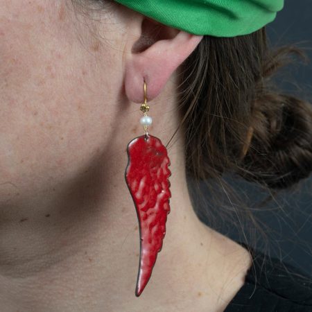Boucles d'oreilles Aile – Cuivre Émaillé & Perle Blanche — 6 Coloris – Image 2