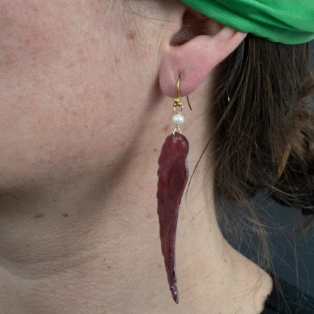 Boucles d'oreilles Aile – Cuivre Émaillé & Perle Blanche — 6 Coloris – Image 5