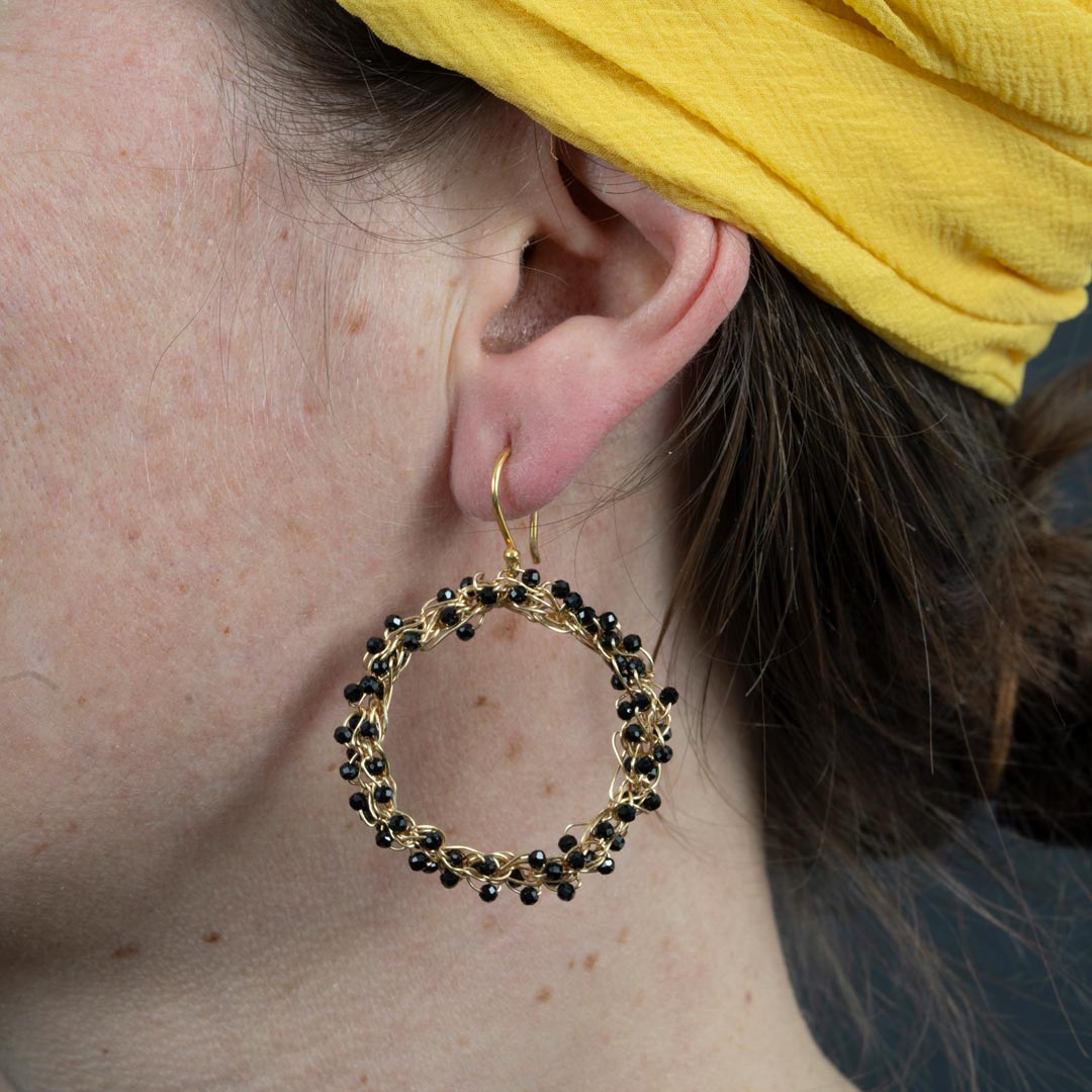 Boucles d'Oreilles Lisbonne — Crochet plaqué or et spinelle noir